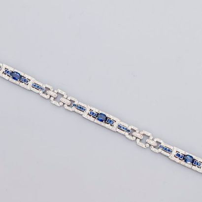 null 
Joli bracelet en or gris ajouré, 750 MM, orné de saphirs et diamants, total...