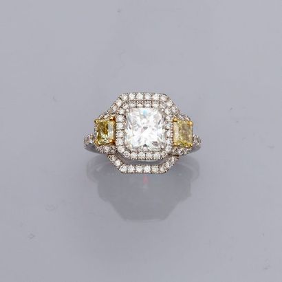 null Bague en or gris, 750 MM, ornée d’un très beau diamant taille radian pesant...