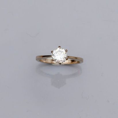 null Bague solitaire en or gris, 750 MM, ornée d’un beau diamant taille brillant...
