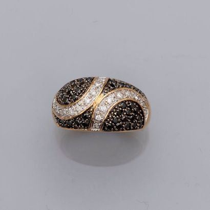 null 
Bague bombée en or jaune, 750 MM, recouverte de diamants noirs et diamants...