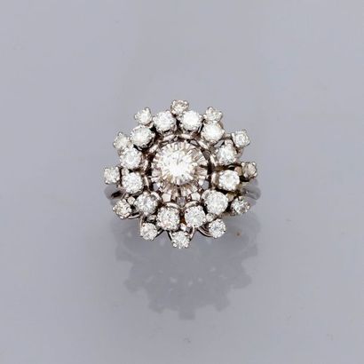 null Bague «Fleur» en or gris, 750 MM, centrée d’un diamant pesant 1,10 carat environ,...
