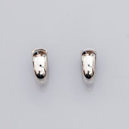null 
POMELLATO

            Boucles d’oreilles en or gris lissé, 750 MM, poids :...