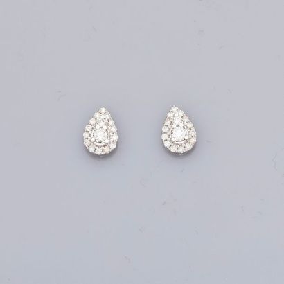 null 
Boucles d’oreilles en poire d’or gris, 750 MM, recouvertes de diamants.

           ...