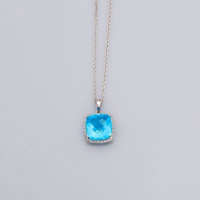 null 
Chaîne diamantée et pendentif en or gris, 750 MM, orné d’une topaze bleue taille...