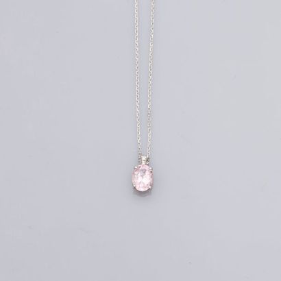 null 
Chaîne diamantée et pendentif en or gris, 750 MM, orné d’un béryl rose ovale...