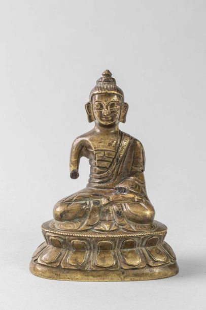 null Buddha assis en méditation sur un socle lotiforme, vêtu d’une robe monastique...