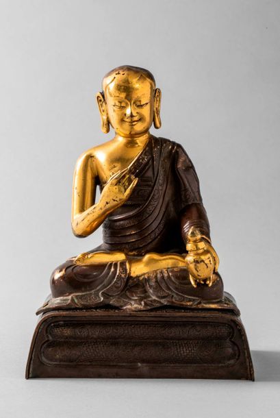 null Portrait de Lama assis en méditation sur un socle quadrangulaire, vêtu de la...