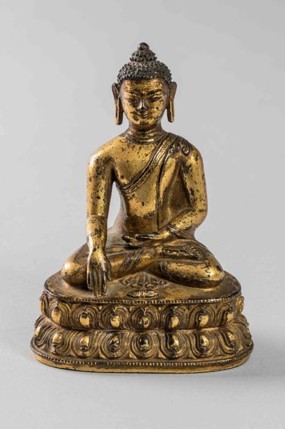 null Buddha Maravijaya assis sur un socle lotiforme vêtu de la robe monastique Uttarasanga...