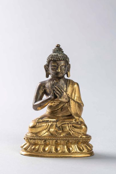 null Buddha assis en méditation sur un socle lotiforme , vêtu de la robe monastique...