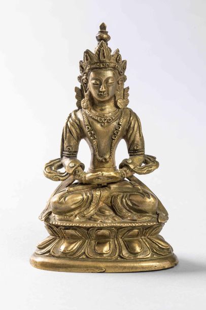 null Buddha Amitayus assis en méditation sur un socle lotiforme , paré de joyaux...