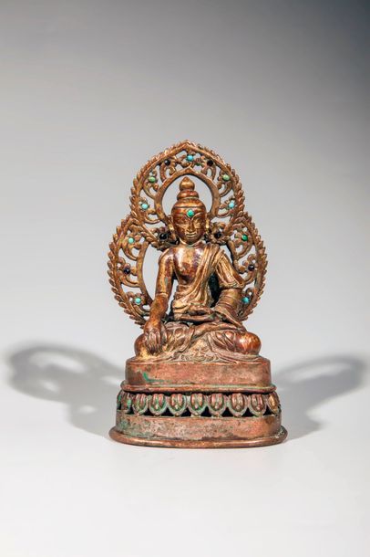 null Buddha Amitayus assis sur un socle lotiforme vêtu d'une robe monastique plissé...