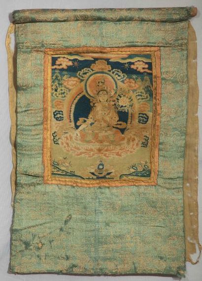 null Tangka Tara blanche assise en méditation tenant le lotus grimpant. Textile entouré...