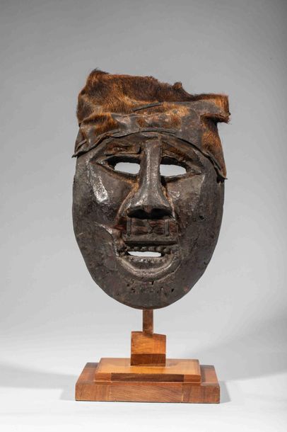 null Masque Chamanique primitif sculpté dans une pièce de bois unique , le système...