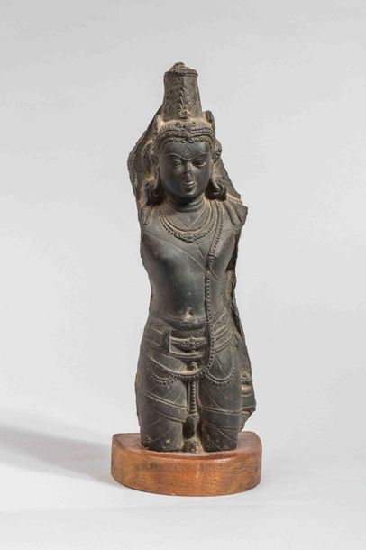 null Buste de Shiva paré de joyau et coiffé d’un haut chignon. Pierre schiste gris....