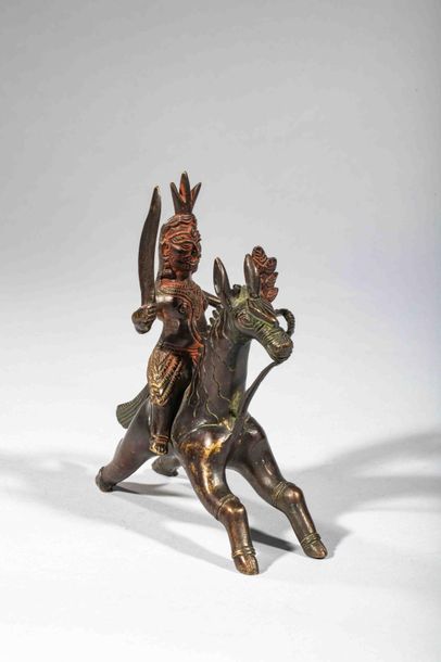 null Figuration illustrant Shiva cavalier tenant un attribut et un glaive. Bronze...