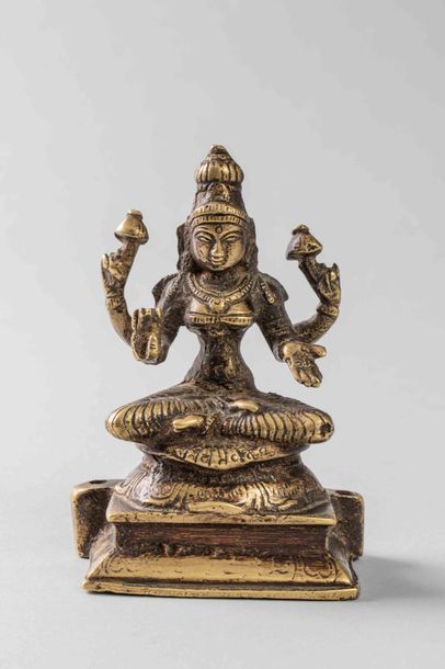 null La déesse Lakshmi assise en méditation coiffée d’une haute tiare mukuta sous...