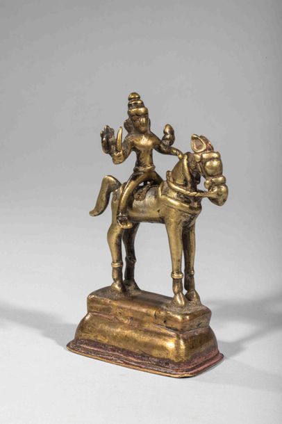 null Shiva cavalier sous une forme à quatre bras, tenant des attributs et un glaive....