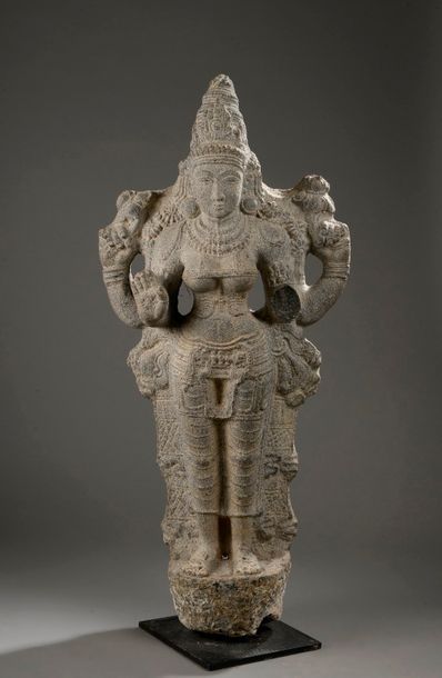 null Lakshmi debout dans une posture hiératique coiffée de la haute tiare Mukuta...