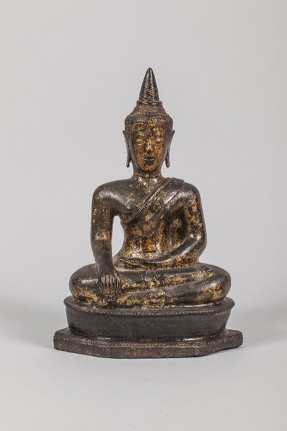 null Buddha Maravijaya assis en virasana et bumishparshamudra coiffé d'un haut rsmi....
