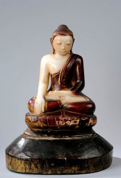 null Buddha Maravijaya assis en vajrasana sur un socle lotiforme vêtu d'une robe...