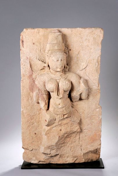 null Haut-relief de temple finement ciselé en ronde-bosse du buste de la déesse Lakshmi...