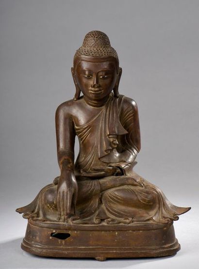 null Buddha Maravijaya vêtu d'une robe monastique. Bronze à patine brune. Birmanie....