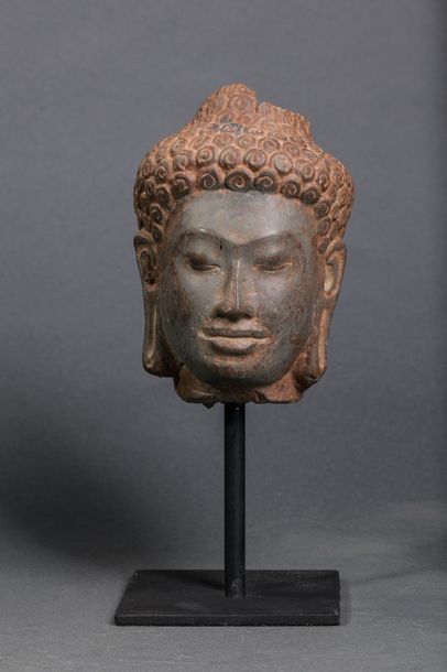 null Tête de Buddha coiffé de larges bouclettes, les yeux en amande, les lèvres exprimant...