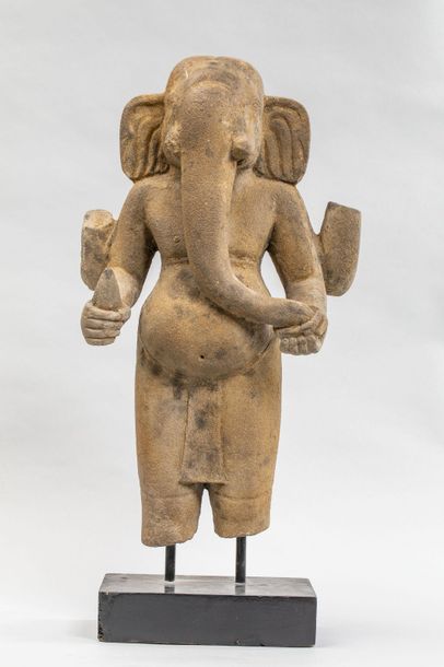null Ganesh debout sous une forme à quatre bras vêtu d'un sampot court rabattu en...