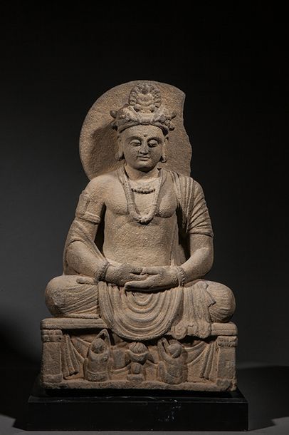 null Le Boddhisattva Maïtreya assis en méditation sur un socle habité de deux adorants...