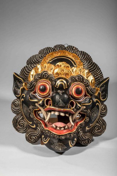 null Masque de Rakshasa illustrant le démon mythique du Ramayana. Bois polychrome...