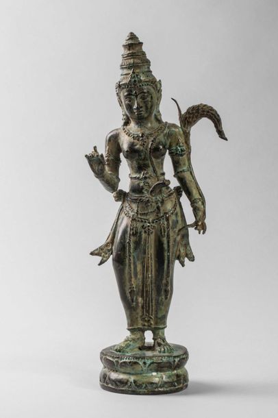 null Prajnaparamita figurée debout sur un socle lotiforme, coiffée d’une tiare Mukuta...