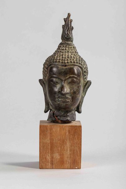 null Tête de Buddha surmontée d'un important rasmi flammé. Bronze. Thaïlande. 18...