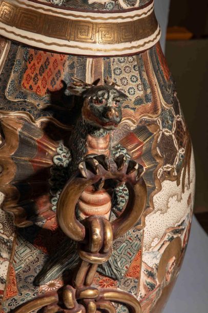 null Paire de grands vases balustre à collerette et anses dragons en faïence de satsuma....