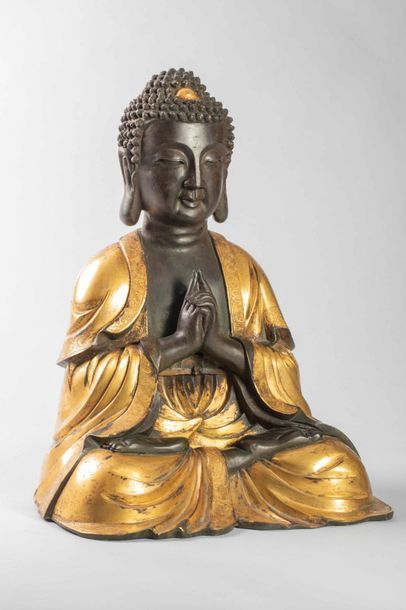 null Buddha Amida ainsi en méditation, vêtue d’une robe monastique plissé lui couvrant...