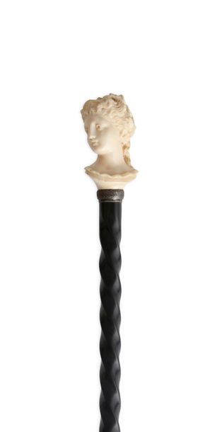 null Belle canne à pommeau en ivoire sculpté représentant le buste d’une jeune femme...
