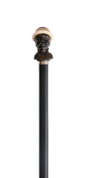 null Curieuse canne représentant le buste d’un homme colonial en corne sculptée,...