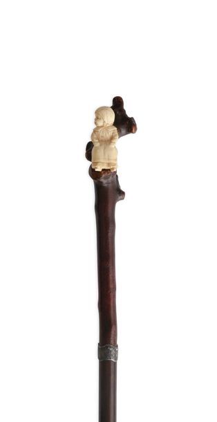 null Curieuse canne représentant un nourrisson en ivoire sculpté assis sur un pommeau...