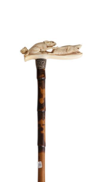 null Etonnante canne à pommeau droit en ivoire sculpté représentant le duel à l’épée...