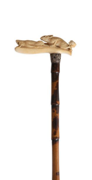 null Etonnante canne à pommeau droit en ivoire sculpté représentant le duel à l’épée...