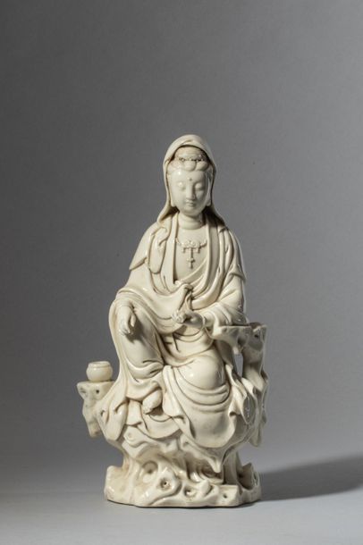 null Le Boddhisattva Kwan Yin assis en délassement sur un tertre rocailleux vêtu...