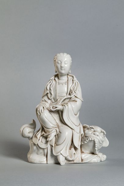 null Le Boddhisattva Kwan Yin vêtu de sa robe monastique tenant le sceptre Rhui assis...