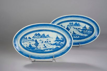 null Paire de plats ovale de la Compagnie des Indes en porcelaine décoré en bleu...