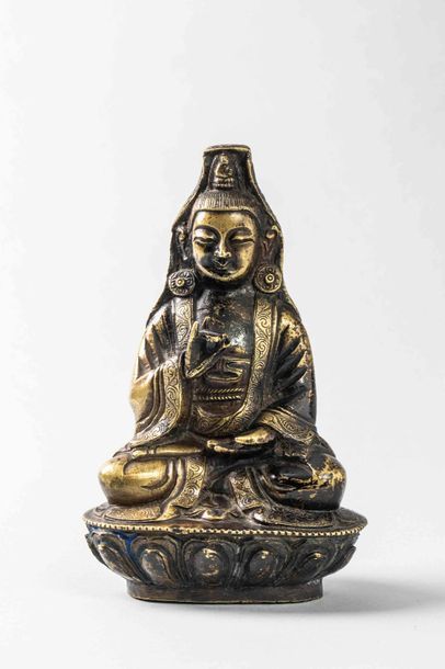 null Le Boddhisattva Kwan Yin assis en méditation sur un socle lotiforme, vêtue d’une...