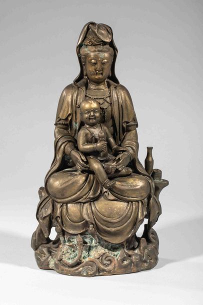 null Le Boddhisattva Kwan Yin assis en méditation sur un haut tertre rocailleux vêtu...