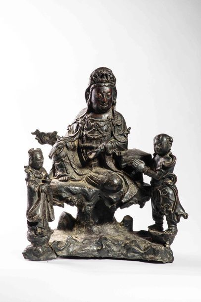 null Le Boddhisattva Kwan Yin assis en délassement lalitasana sur un haut tertre...