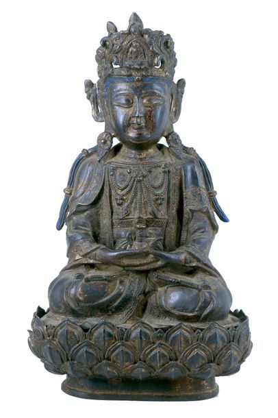 null Le Boddhisattva Kwanyin assis en posture de méditation Virasana sur un socle...
