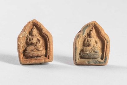 null Cinq offrandes Tsa-Tsa moulées des cinq Dyani Buddhas Illustrant le centre de...