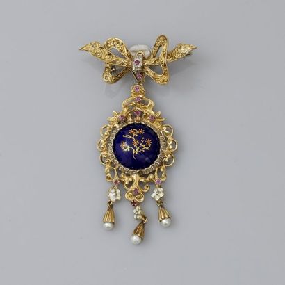 null Broche ruban en or jaune, 750 MM, portant un motif orné d'émail «bleu de Sèvres...