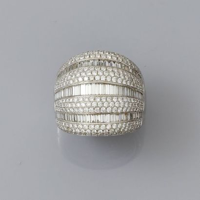 null Bague anneau large en or gris, 750 MM, recouverte de diamants taille baguette...