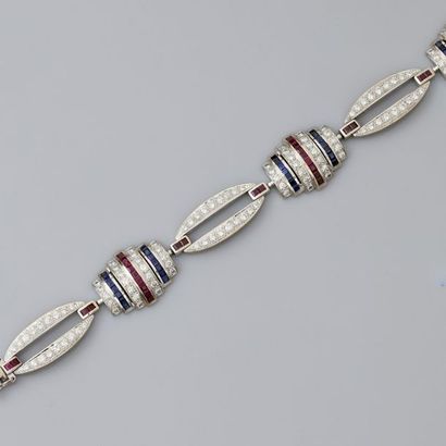 null Bracelet formé d'une suite d'éléments de fils et godrons d'or gris, 750 MM,...